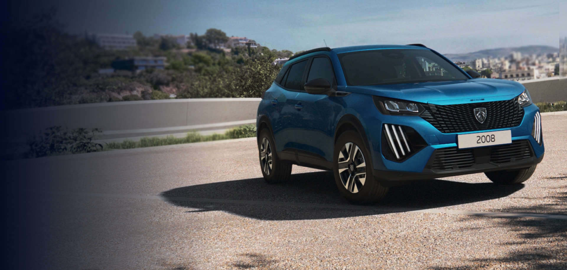 Peugeot 2008 синього кольору на стоянці над містом, вигляд спереду з правого боку