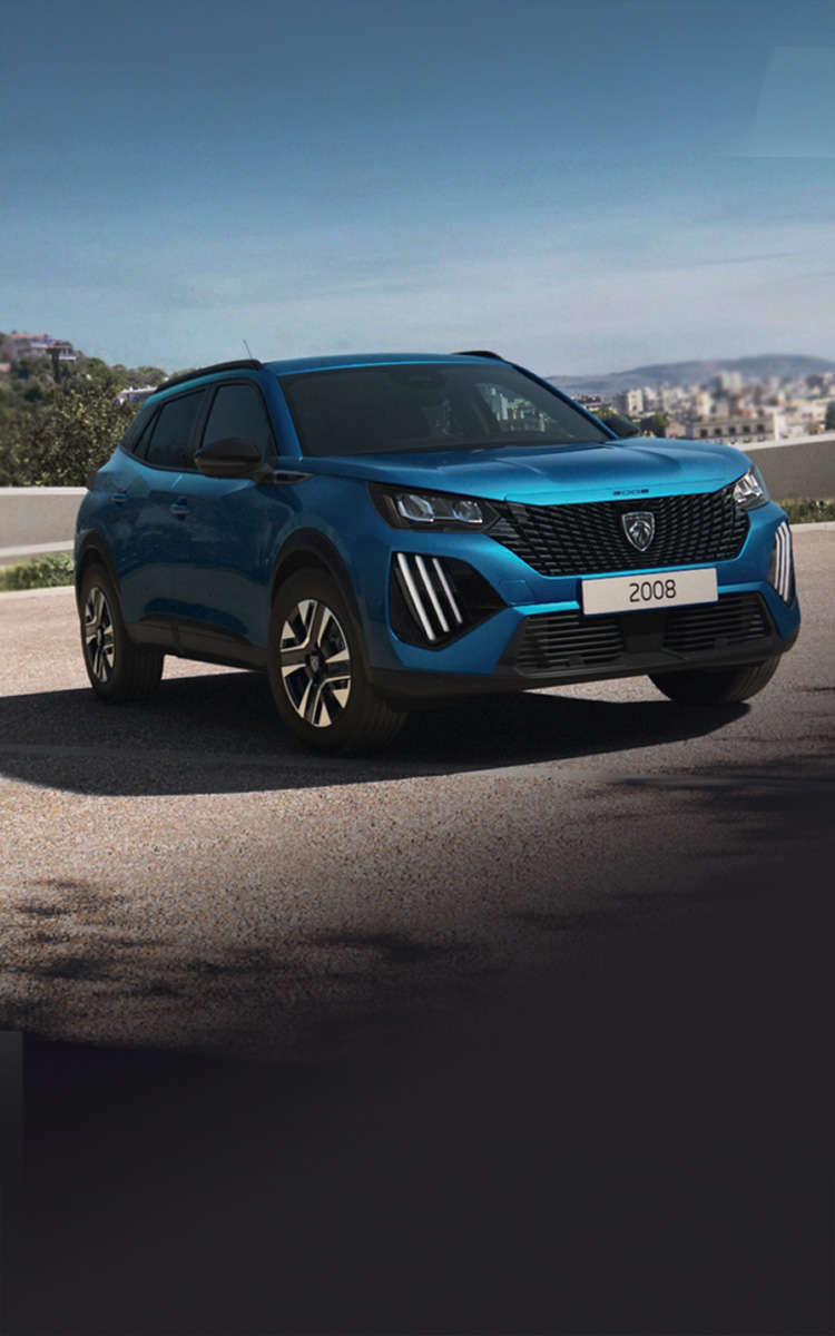 Peugeot 2008 синього кольору на стоянці над містом, вигляд спереду з правого боку
