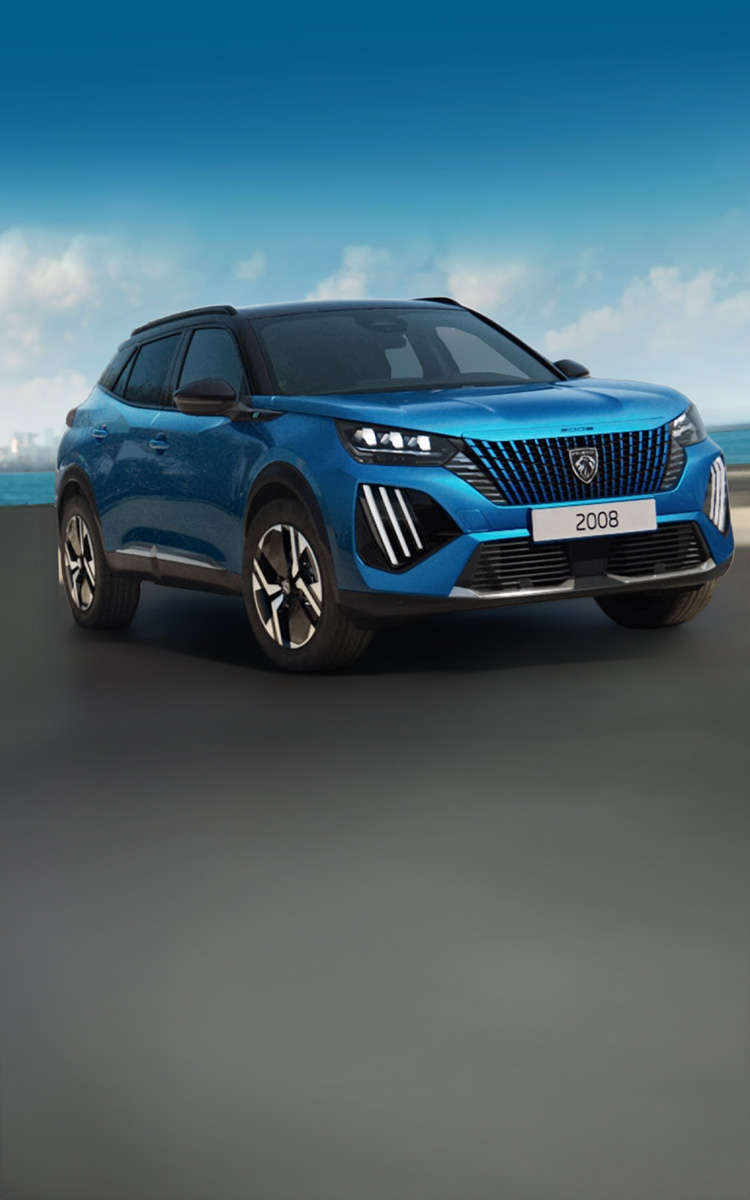 Peugeot 2008 синього кольору на стоянці, вигляд спереду з правого боку