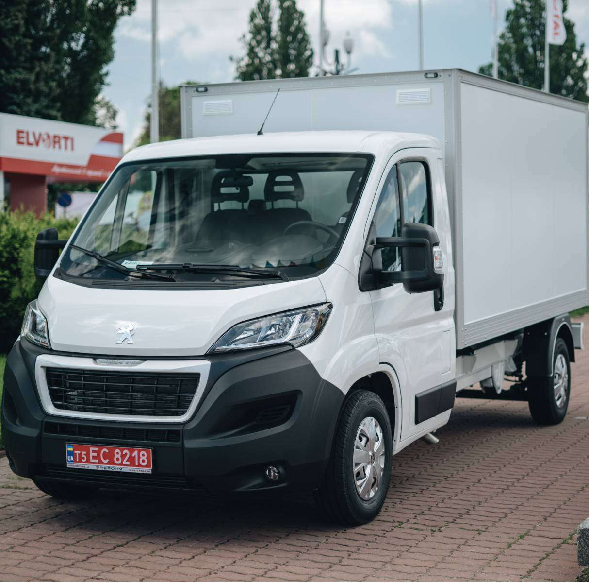 Переобладнане шасі Peugeot Boxer білого кольору