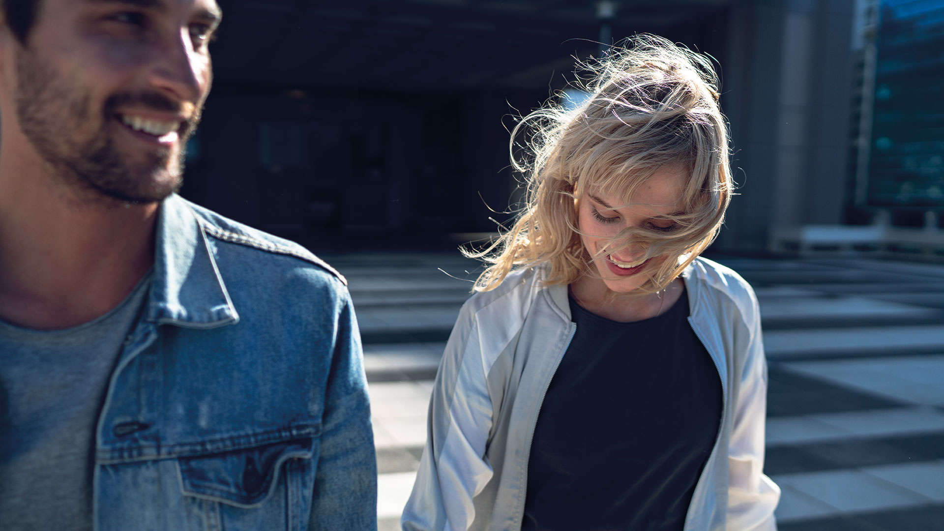 Чоловік і жінка йдуть по вулиці