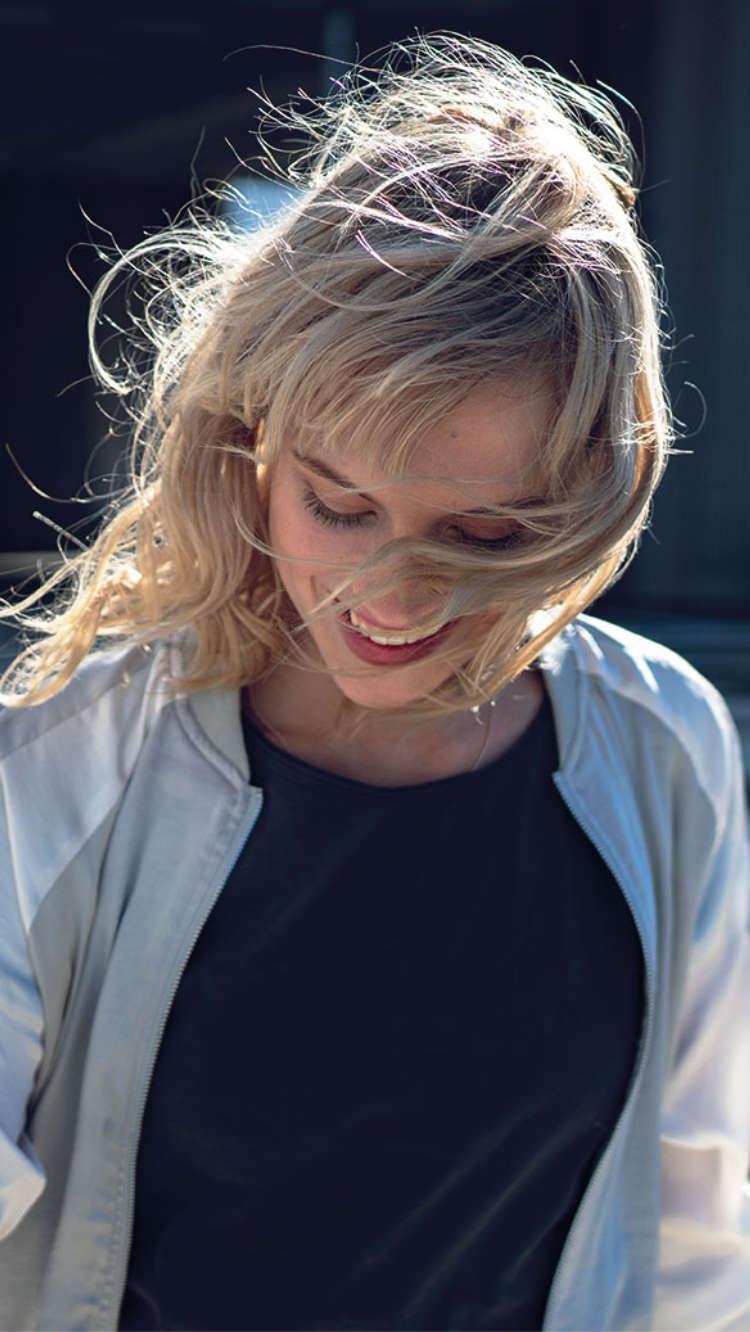 Жінка йде по вулиці