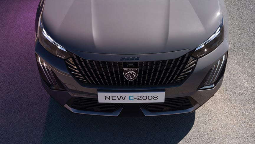 Капот Peugeot e-2008, вигляд спереду згори