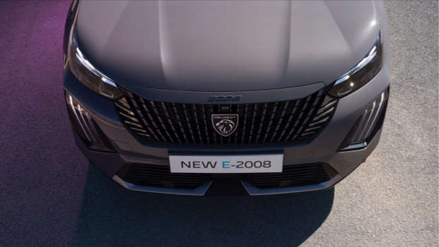 Капот Peugeot e-2008, вигляд спереду згори