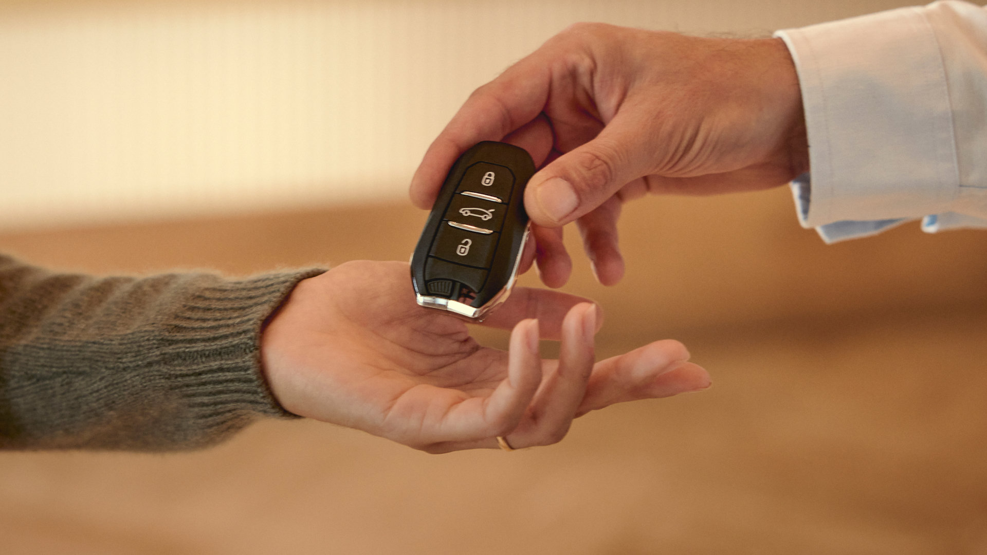 Передача ключа від автомобіля Peugeot з рук у руки