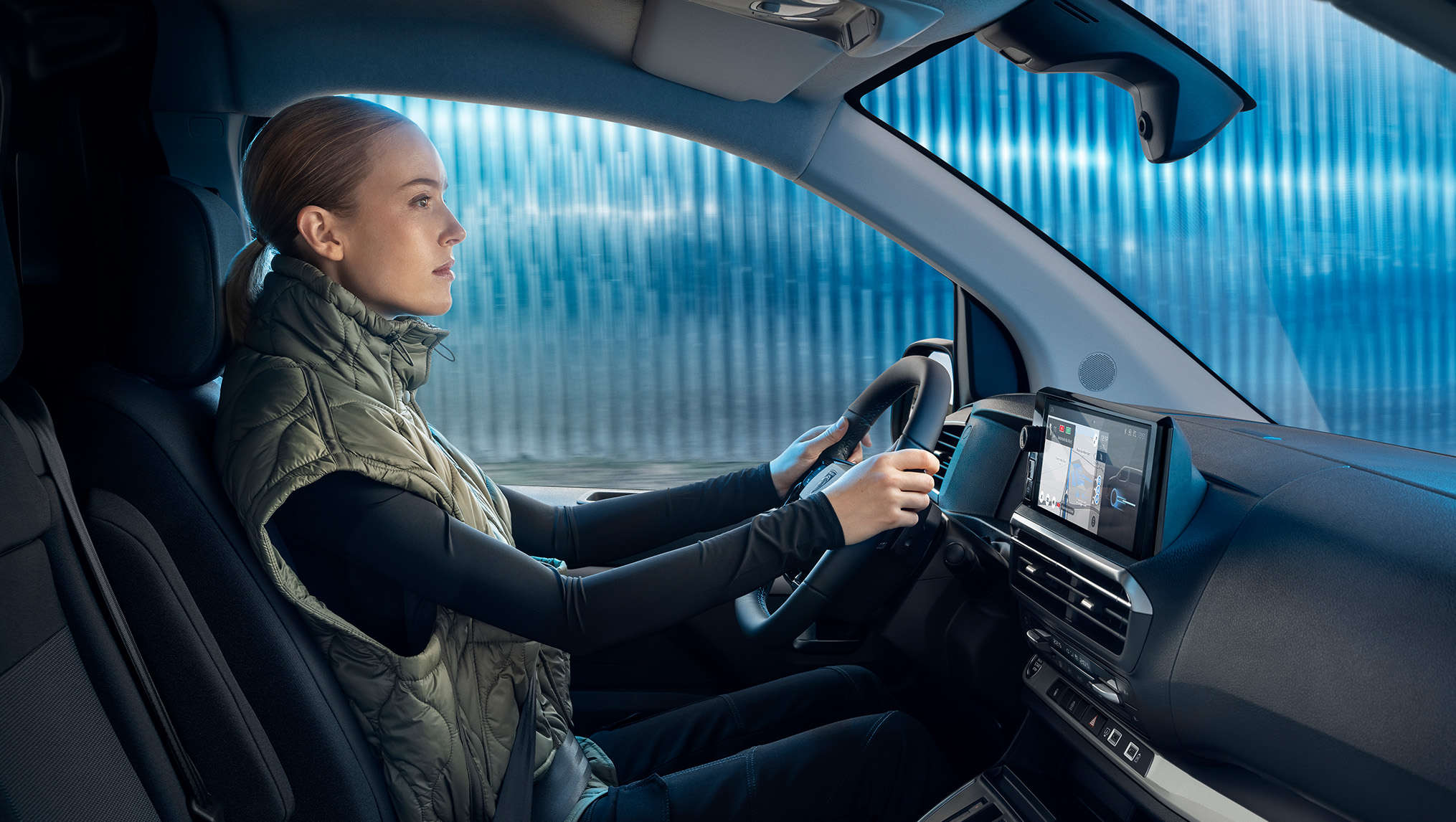 Молода жінка за кермом фургона Peugeot Expert