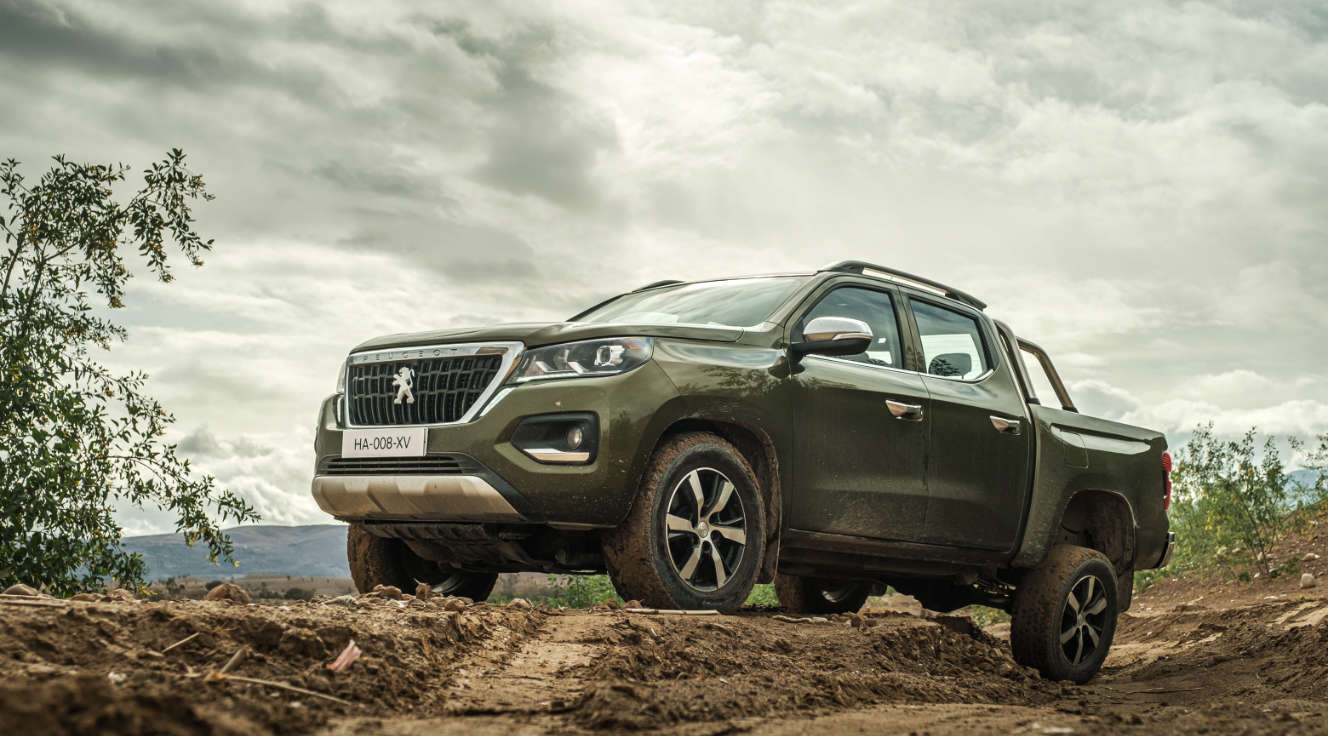 Peugeot Landtrek на бездоріжжі, вигляд спереду з лівого боку