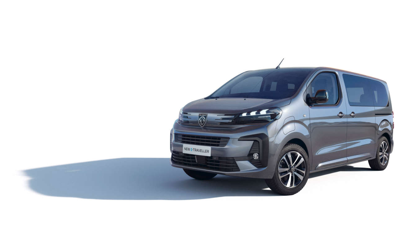 Peugeot Traveller, вигляд спереду з лівого боку на білому тлі