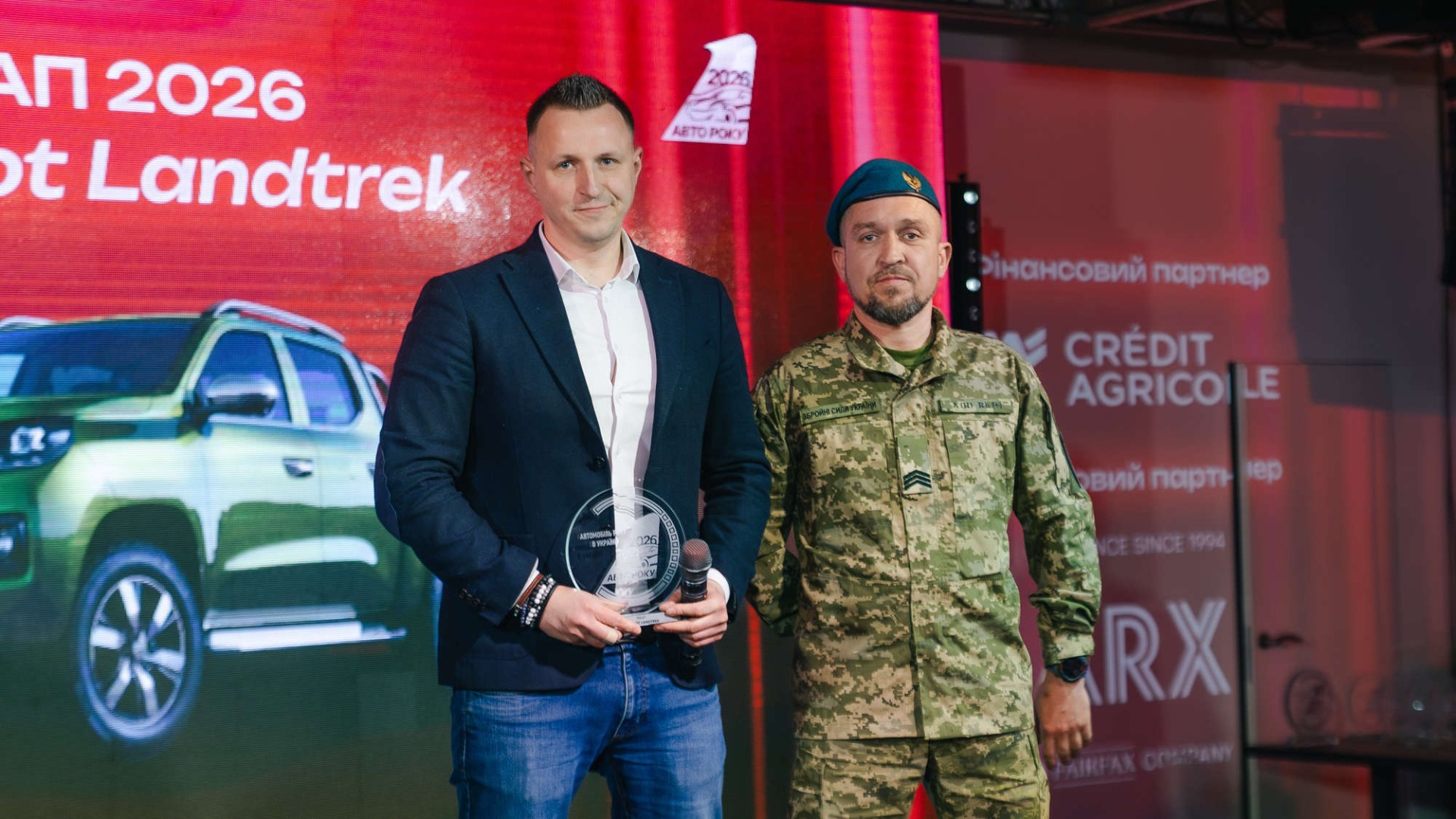 Директор Stellantis Україна Руслан Акімов на сцені під час вручення нагороди за Peugeot Landtrek