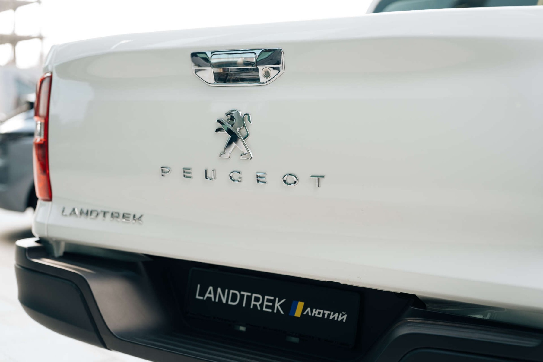 PEUGEOT Landtrek «Лютий», вигляд ззаду