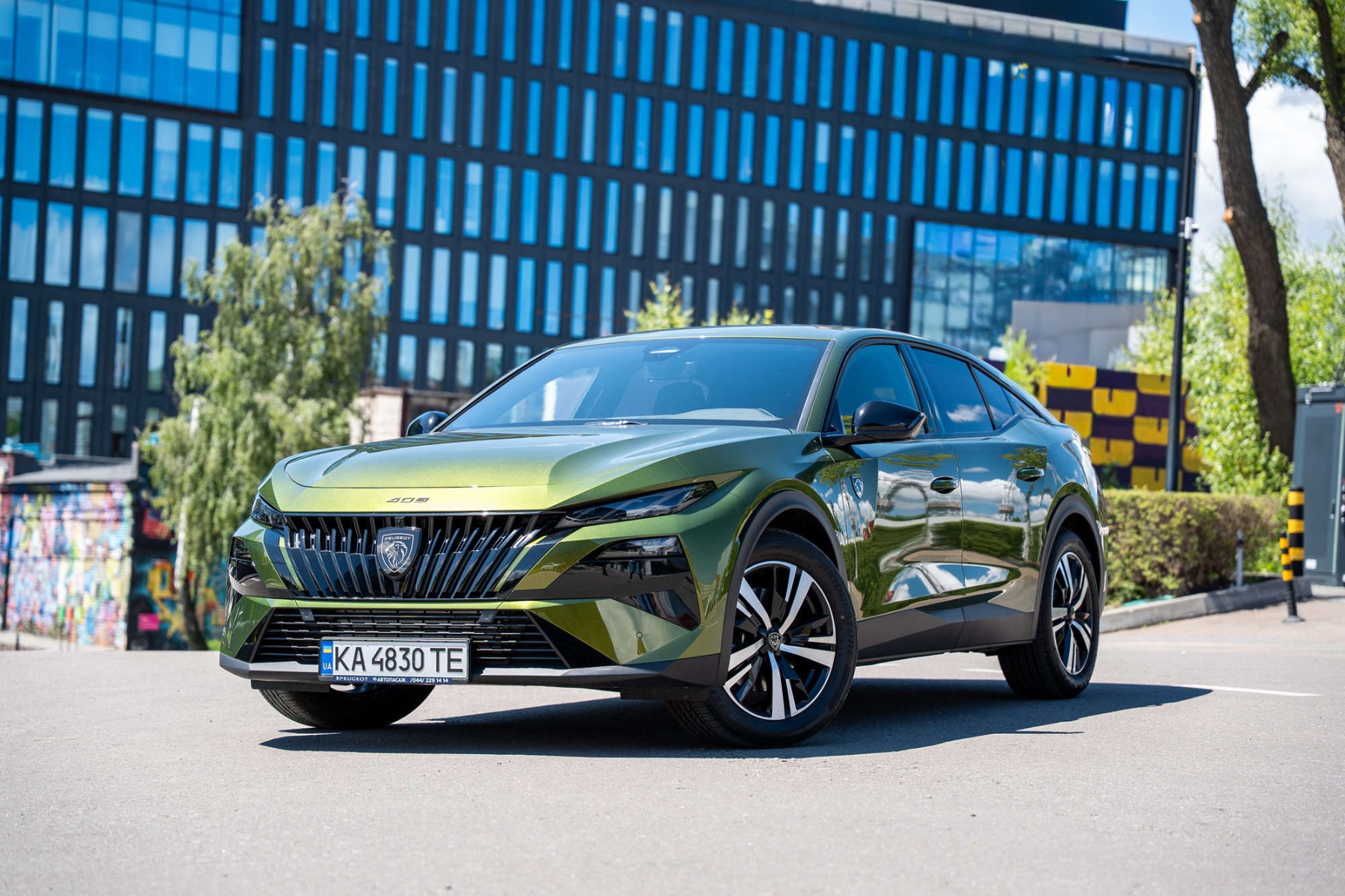 Новий Peugeot 408, вигляд спереду з лівого боку